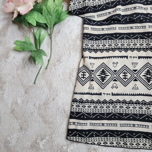 Blu Moon Ivory Black Ruffle Sleeveless Aztec Print Blouse Size 1 - Picture 6 of 11